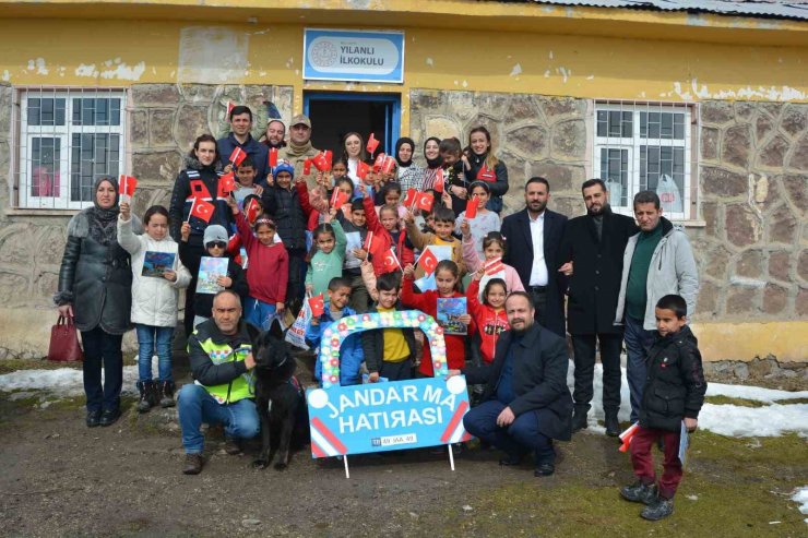 Varto’da şehit yakınları ve jandarmadan köy ilkokuluna anlamlı ziyaret