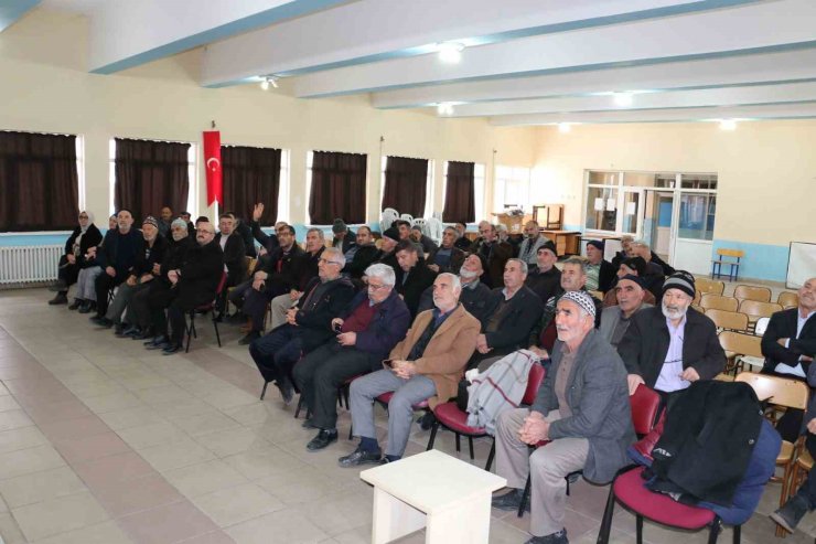 Üzümlü’de çiftçilere üzüm bağlarında görülen hastalık ve zararlılarla ilgili eğitim verildi