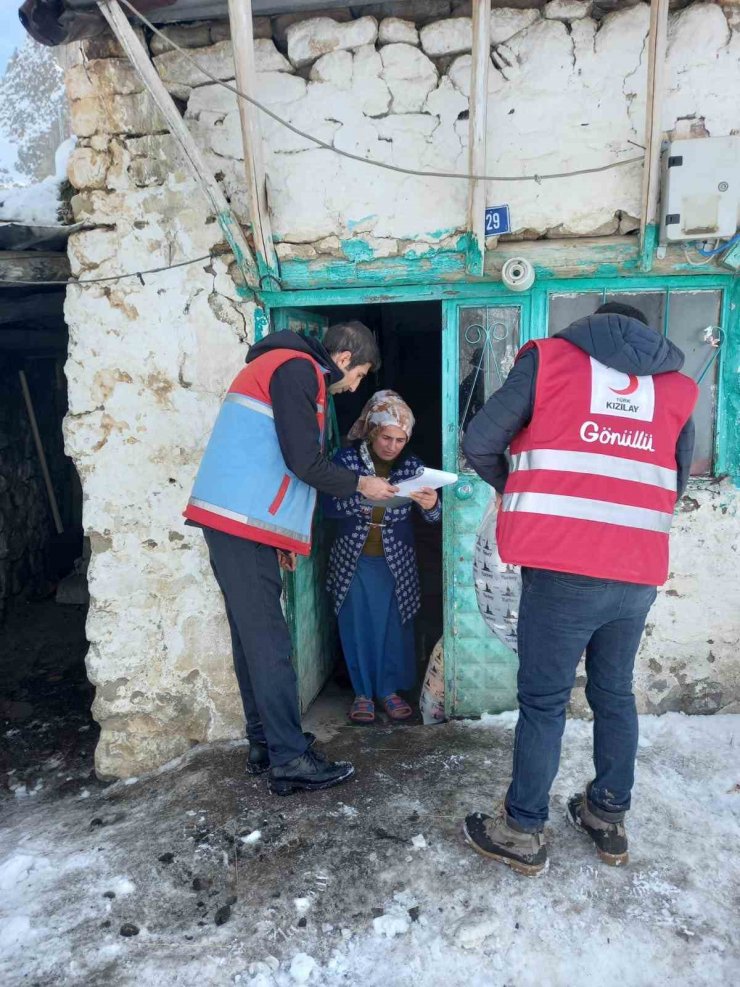 Kızılay ekipleri Hamur’da 470 haneye kıyafet ulaştırdı