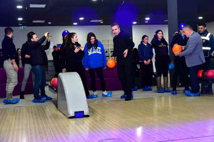 Vali Çiçek öğrencilerle bowling oynadı