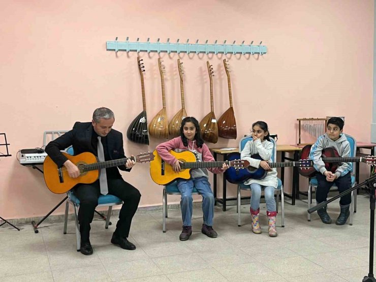 Ağrı Milli Eğitim Müdürü Kökrek, "Yetenek Sende Keşfet" projesi kapsamında öğrencileri ziyaret etti