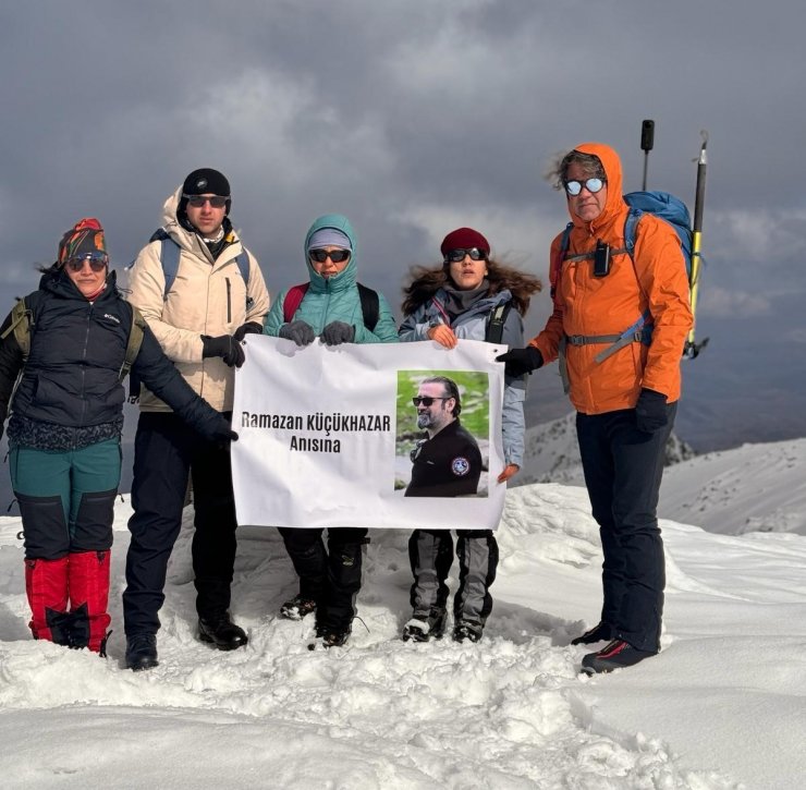 Arkadaşlarının anısına 2347 rakımlı Hazarbaba Dağı’na tırmandılar