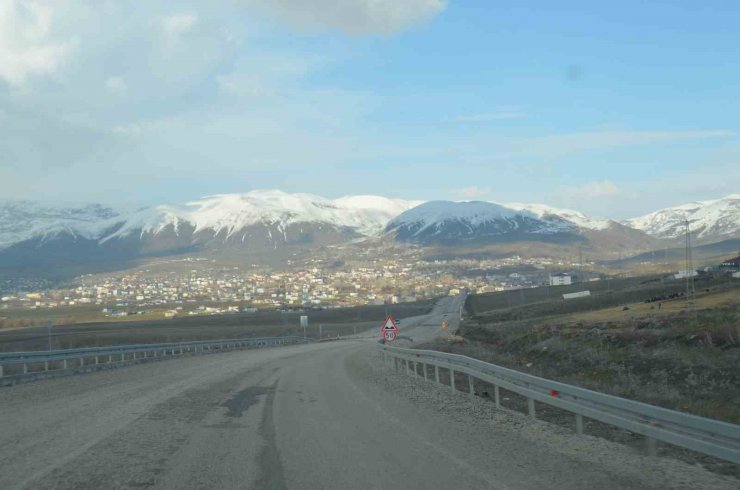 Heyelan sonucu kara yoluna inen toprak yığını kaldırıldı