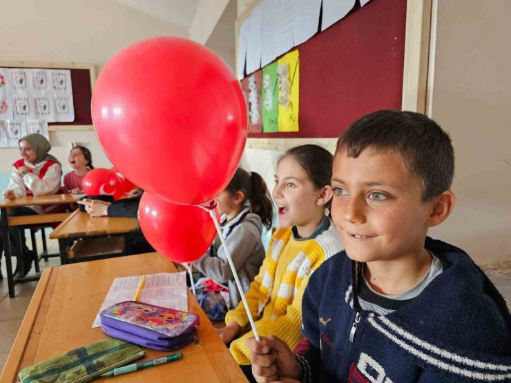 Kızılay’dan Eleşkirt’teki öğrencilere sürpriz ziyaret