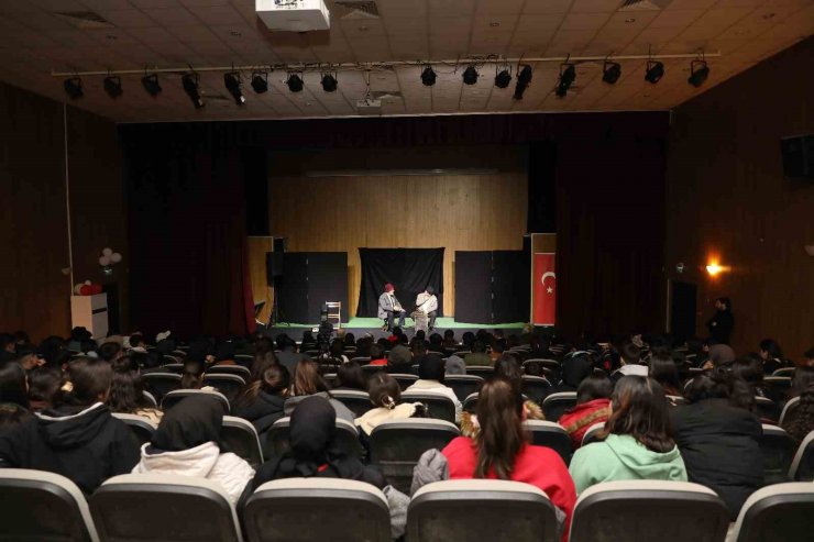 İpekyolu’nda “Nefes Mehmet Akif” tiyatro oyununa yoğun ilgi