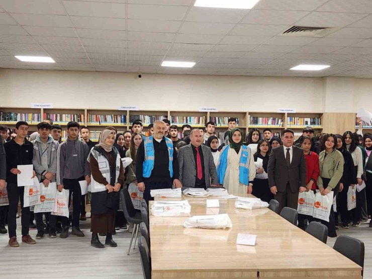 Ağrı’da öğrencilere kitap desteği