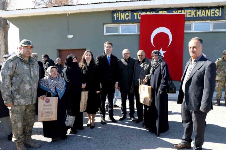 Erciş’te şehit aileleri ve gaziler onuruna yemek verildi