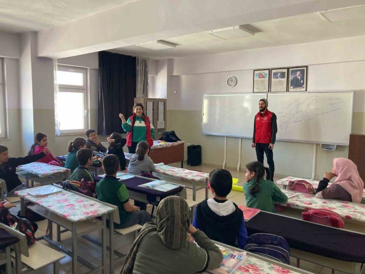 Elazığ’da öğrencilere sek sek oyunu ile öfke çözme yöntemi eğitimi