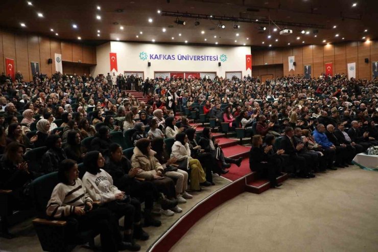 Kars’ta Erdal Akkaya konserine yoğun ilgi
