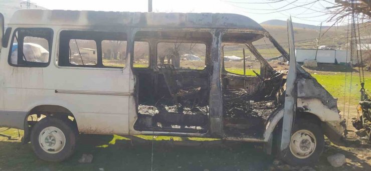 Elazığ’da yanan minibüs kullanılamaz hale geldi