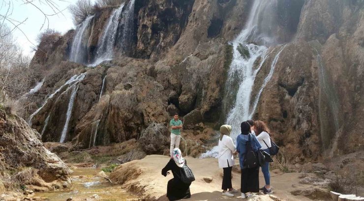 Girlevik Şelalesi’nde hafta sonu yoğunluğu