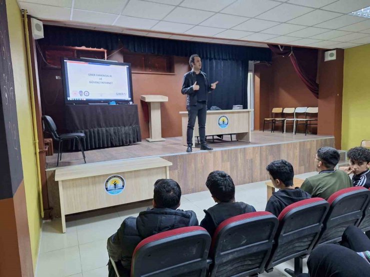 Bingöl’de lise öğrencilerine siber suçlarla mücadele eğitimi verildi