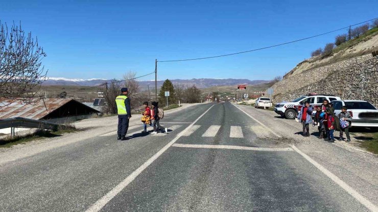 Elazığ’da vatandaşlara trafik eğitimi verildi