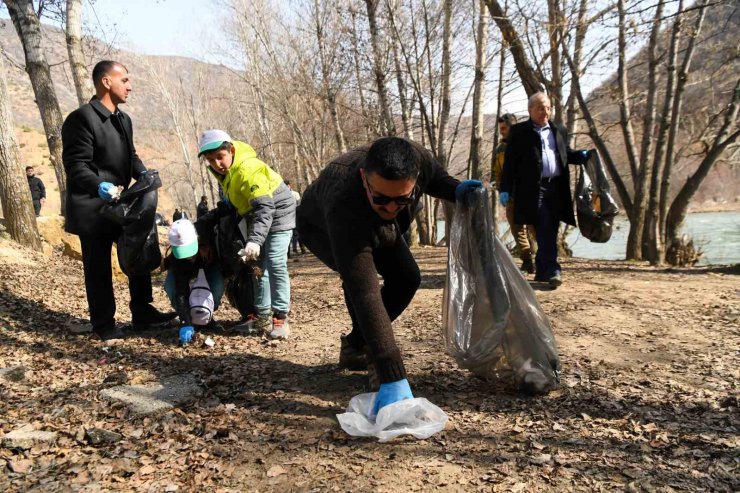 Tunceli’de yüzlerce kişi Munzur Vadisi Milli Parkı’nı temizledi