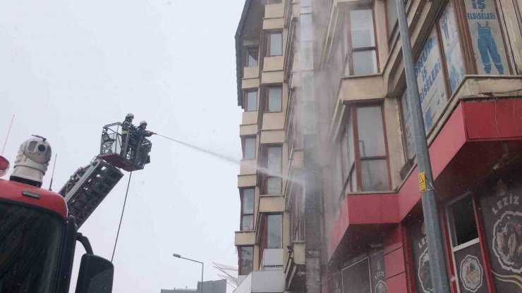 Erzurum’da işyerinin çatısında çıkan yangın itfaiye ekiplerince söndürüldü