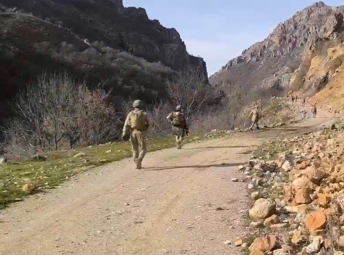 Bitlis’te mühimmat ve yaşam malzemesi ele geçirildi