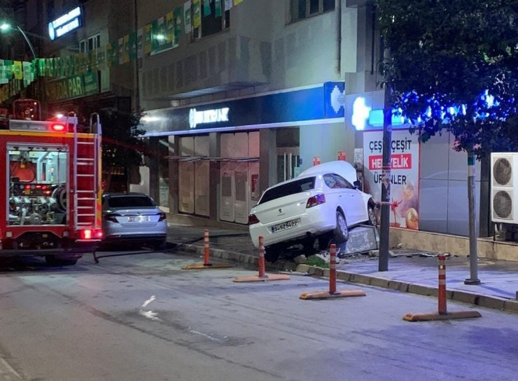 Elazığ’da kontrolden çıkan otomobil iş yerinin duvarına çaptı