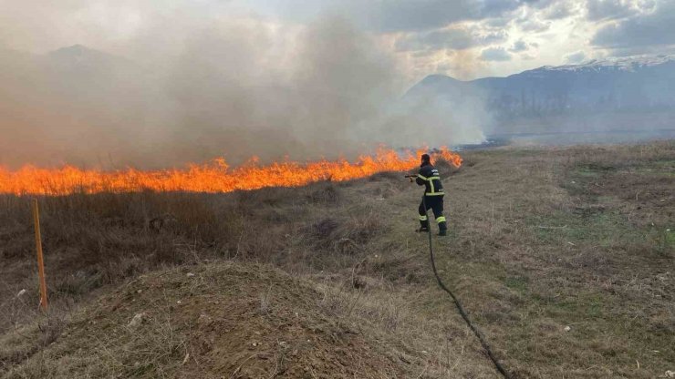 Erzincan’da örtü yangını büyümeden söndürüldü