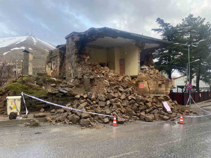 Bitlis’te sağanak yağışla bir taş ev yıkıldı