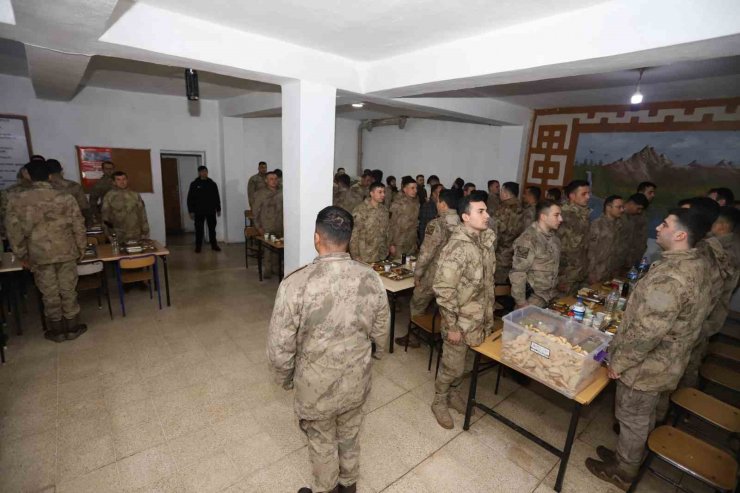 Kaymakam Kumcu Mehmetçikle birlikte iftar açtı