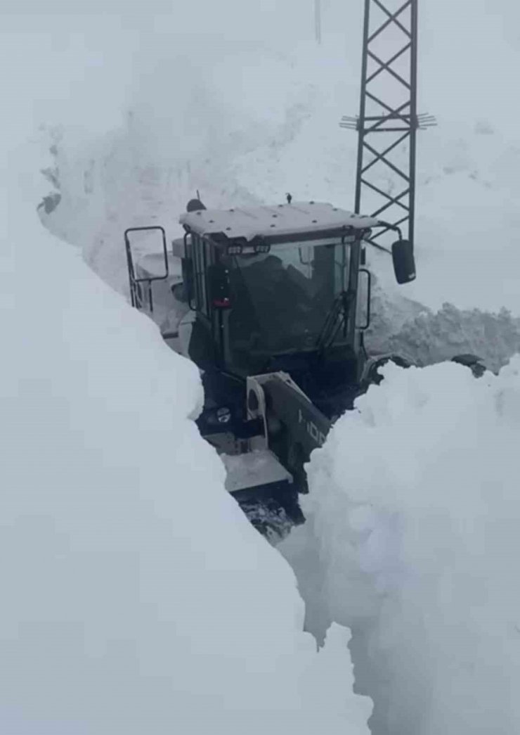 Yüksekova’da 4 metrelik kar tünelinde çalışma