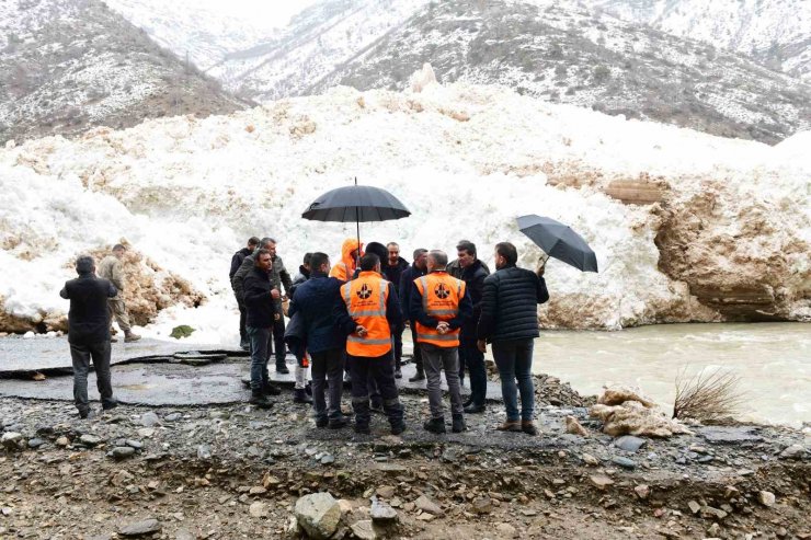 Çatak’ta çığ temizleme çalışmaları devam ediyor