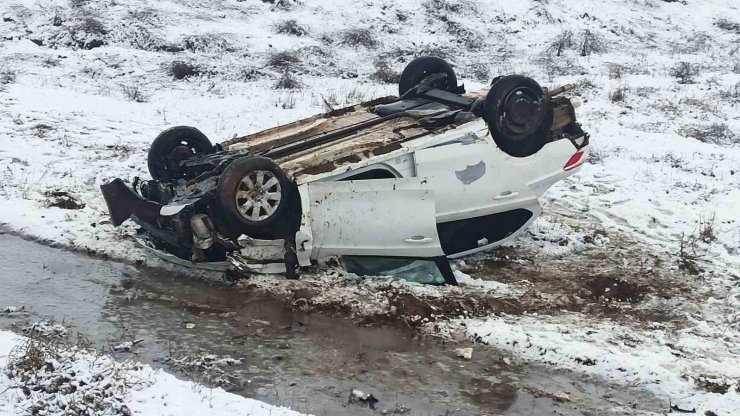 Ahlat’ta otomobil takla attı: 1 yaralı