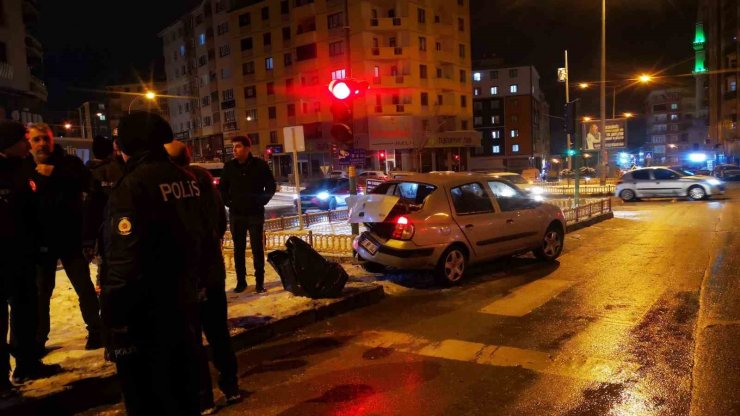 Erzurum’da buzlanma ve kar yağışı kazalara neden oldu