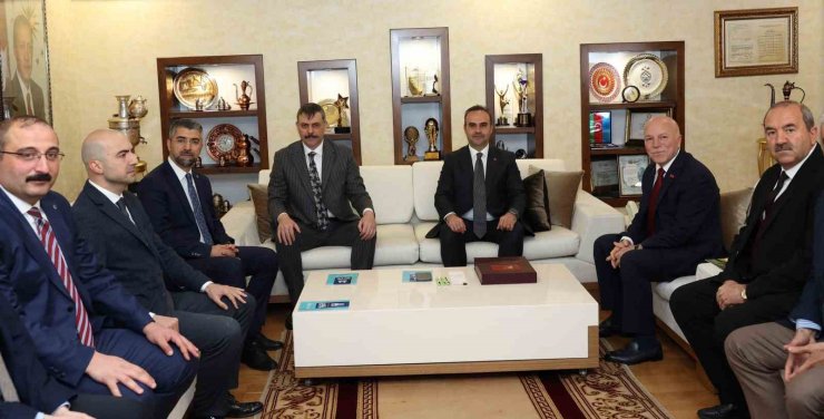 Bakan Kacır’dan Başkan Sekmen’e övgü