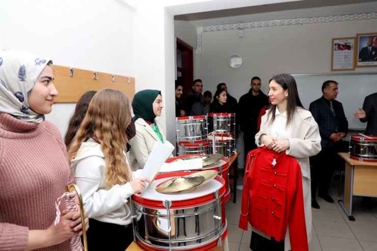 Erciş Güzel Sanatlar Lisesi öğrencilerine enstrüman desteği