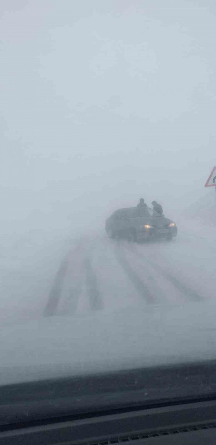 Muradiye’de kar ve tipiden kapanan yollar ulaşıma açıldı