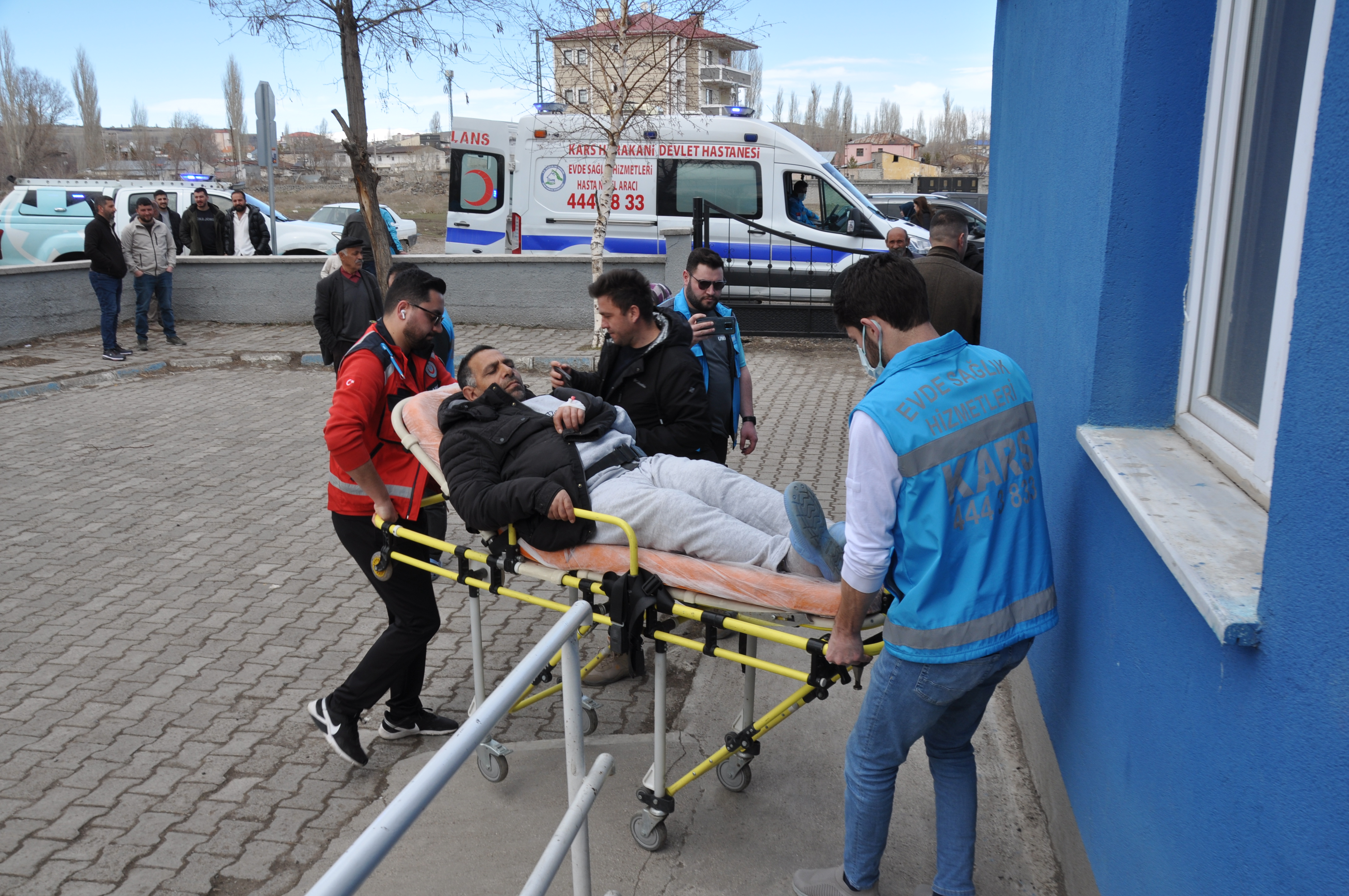 karsta-engelli-ve-hastalar-ambulansla-oy-kullanmaya-geldi-1.jpg