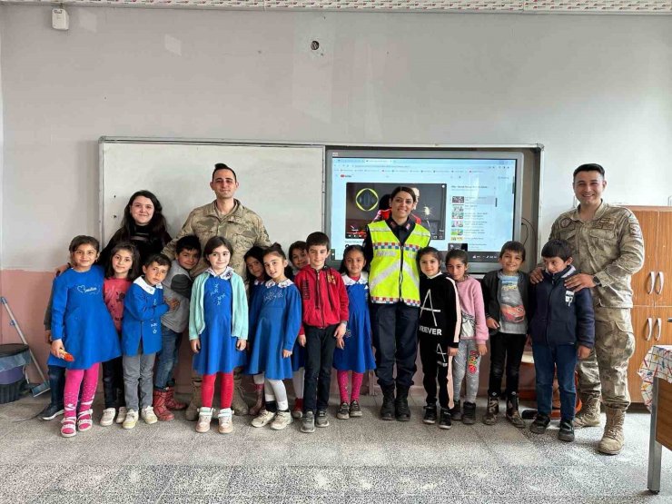 Ağrı’da jandarma ekipleri miniklere trafik kurallarını anlattı