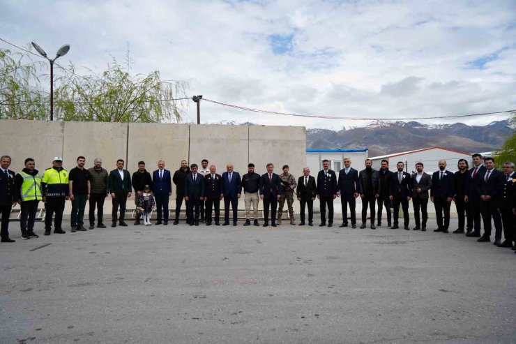 Validen görev başındaki personele bayram ziyareti