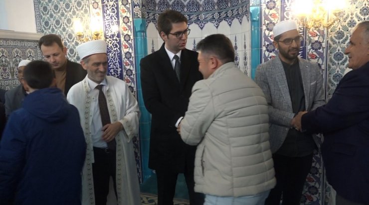 Erciş’te bayram namazı için camiler doldu