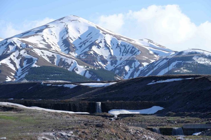 Erzurum’un bir yanı kar bir yanı bahar