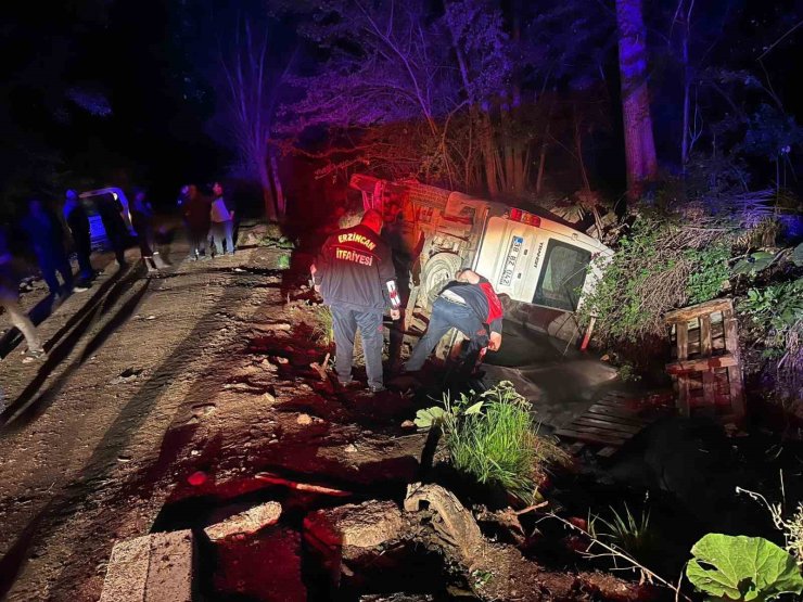 Erzincan’da tarım işçilerini taşıyan minibüs su kanalına devrildi: 6 yaralı