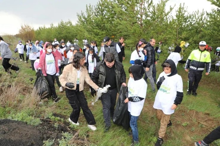 Kars’ta hatıra ormanındaki çöpler toplandı