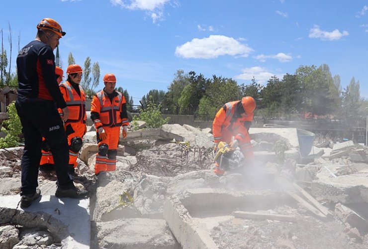 Olası deprem için yerinde eğitim aldılar