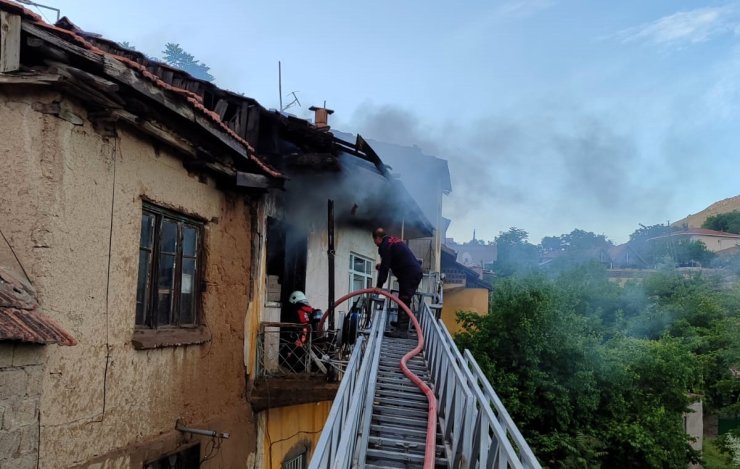 Malatya’da ev yangını, 2 kişi dumandan etkilendi