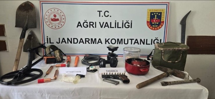 Ağrı’da kaçak kazı yapan şahıslar uyuşturucu ve silahlar yakalandı