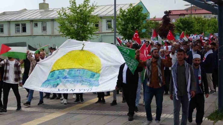 Van YYÜ’de akademisyen ve öğrencilerden Filistin için ‘sessiz’ yürüyüş