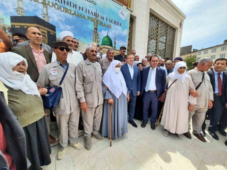 Kars’tan hacı adayları kutsal topraklara uğurlandı