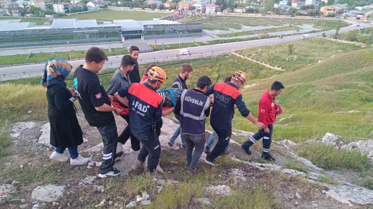 Van Kalesi’nde fotoğraf çektirmek isterken aşağı düştü