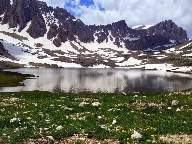 3000 rakımlı muhteşem manzarasıyla Munzur Dağı’nda yaz ve kış birarada yaşanıyor
