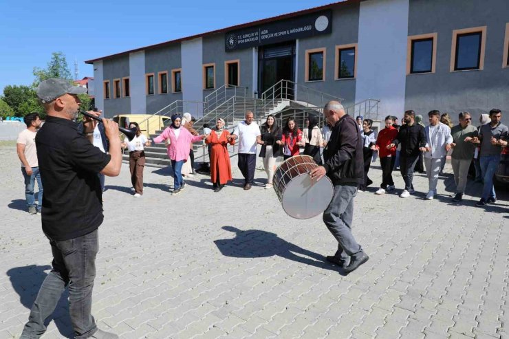 Milli sporcu Sibel Oruç, Ağrı’da davul zurnayla karşılandı