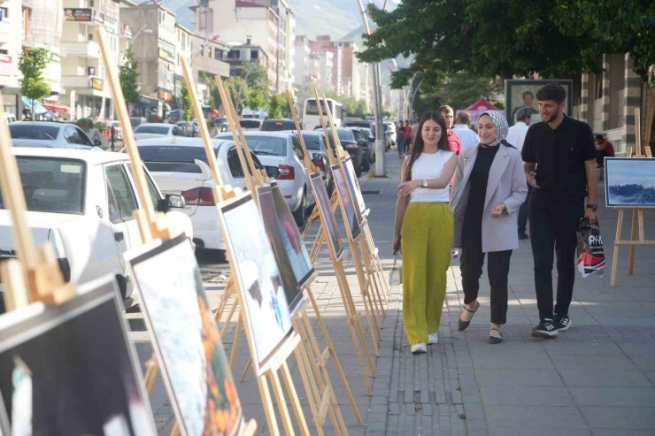 Muşlular keman eşliğinde fotoğraf sergisi ve kitap standını gezdi