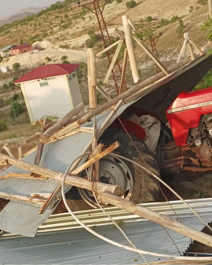 Elazığ’da fırtına evin çatısını uçurdu