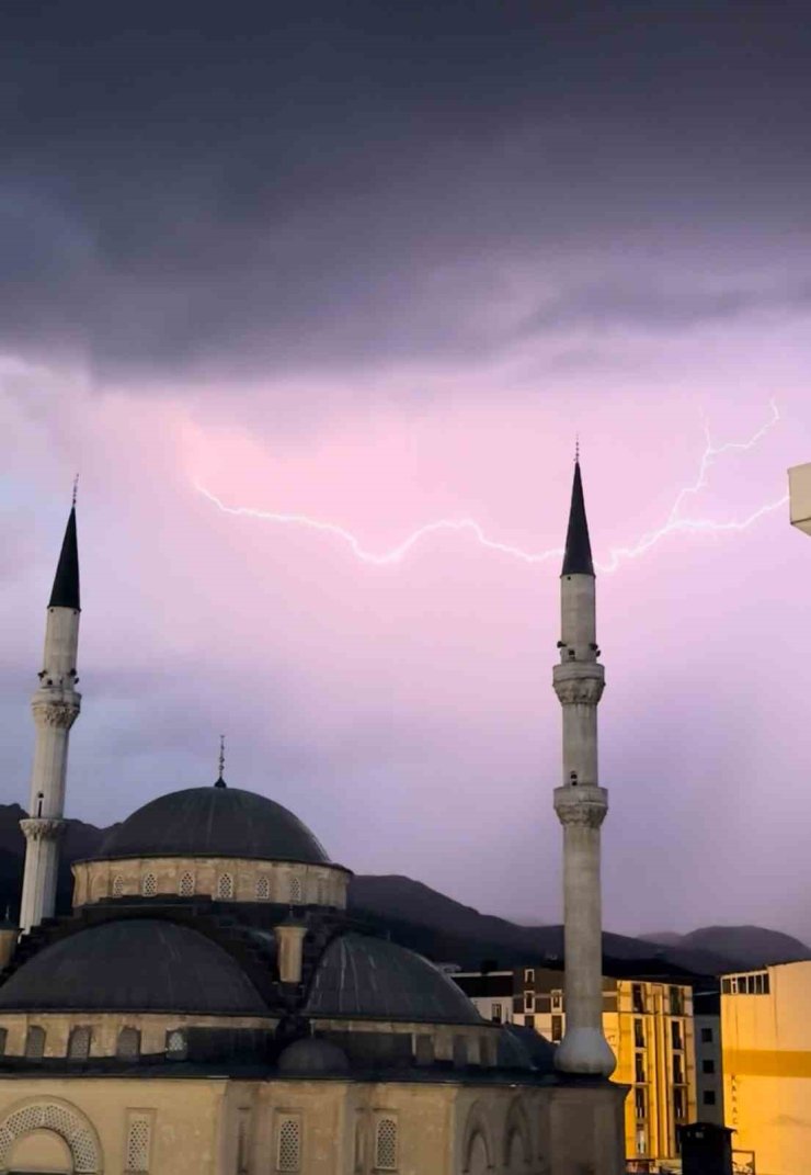 Yüksekova’da cami minareleri arkasında çakan şimşeklerden görsel şölen