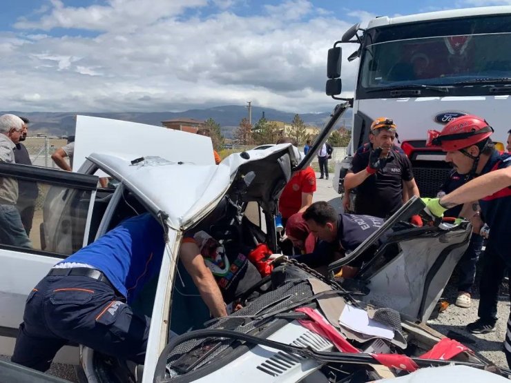 Hurdaya dönen otomobilde sıkışan sürücü kurtarıldı